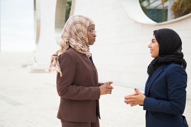 Donne di affari musulmane sicure che discutono progetto