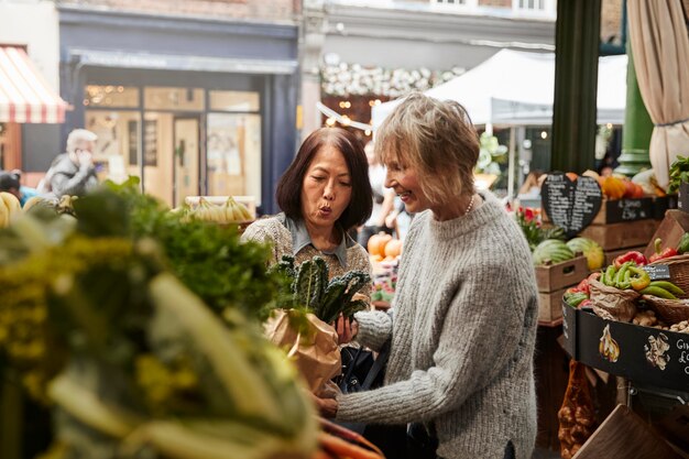 Donne di livello medio che comprano cibo sano