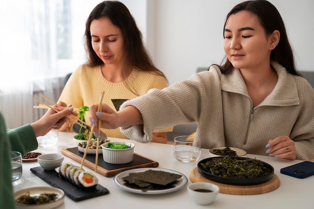 Donne di livello medio che mangiano insieme