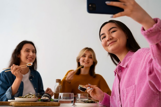 Donne di livello medio che mangiano insieme