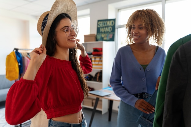 Donne di medio livello al negozio di riparazione e vendita