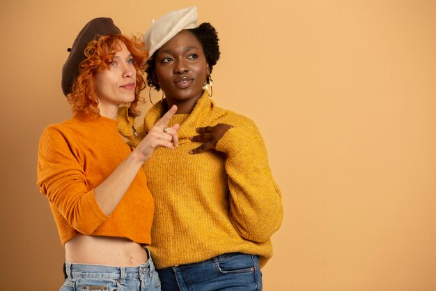 Donne di mezza età a tiro medio in posa