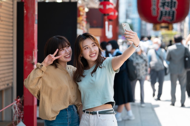 Donne di smiley colpo medio che prendono selfie