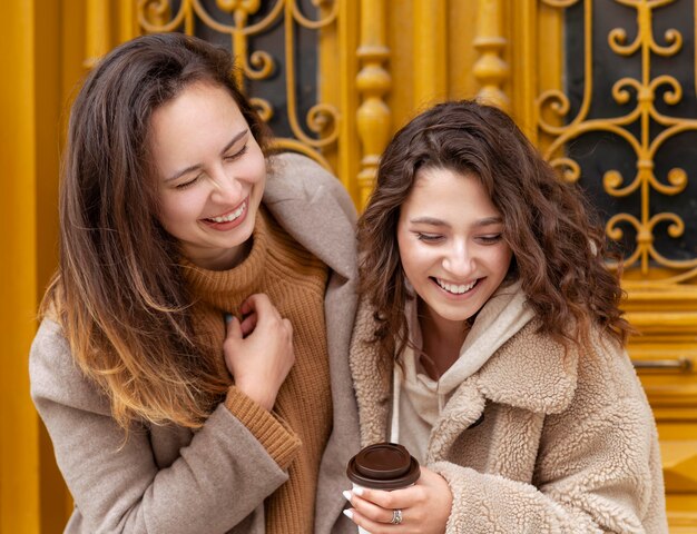 Donne di smiley colpo medio con caffè