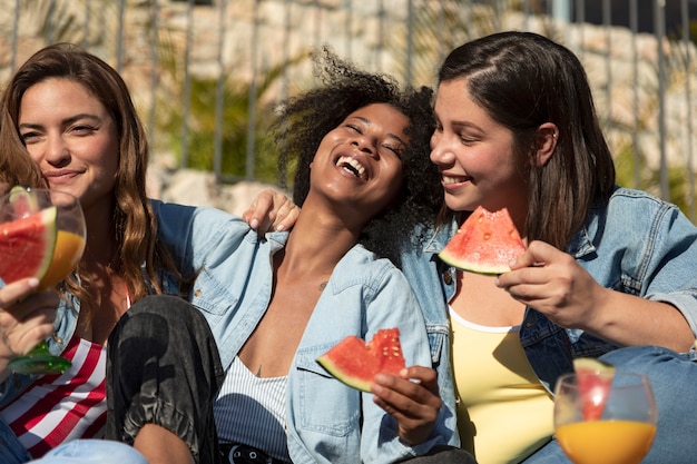 Donne di smiley con anguria deliziosa