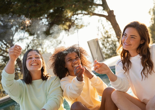 Donne di smiley con colpo medio di fuochi d'artificio