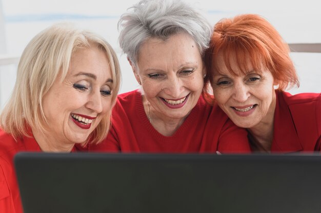 Donne di smiley del primo piano con un computer portatile