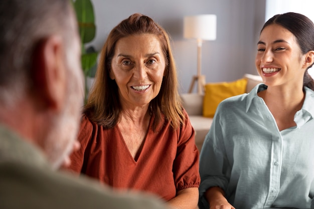 Donne di smiley di vista frontale all'interno