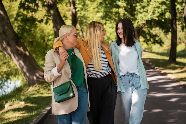 Donne di smiley di vista frontale che camminano all'aperto