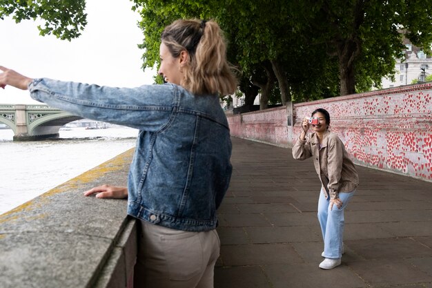 Donne di smiley vista laterale all'aperto