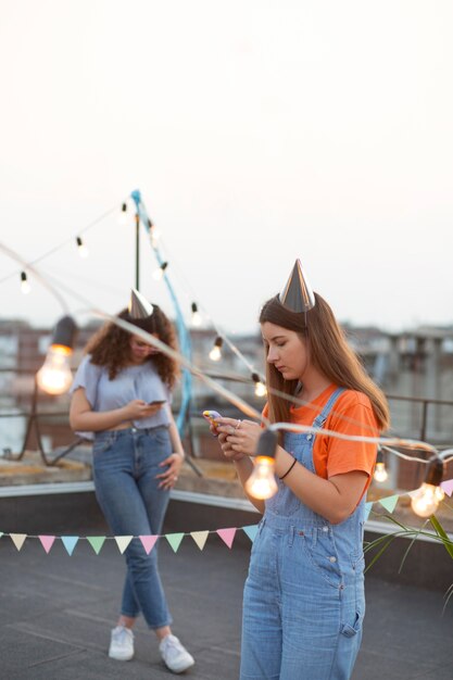 Donne di tiro medio alla festa