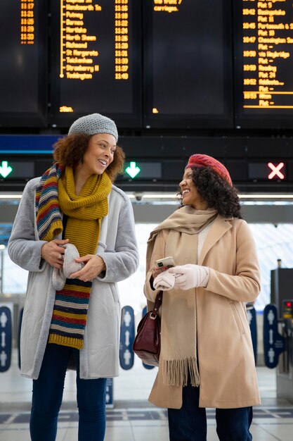 Donne di tiro medio alla stagione invernale dell'aeroporto