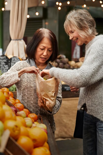 Donne di tiro medio che fanno shopping insieme