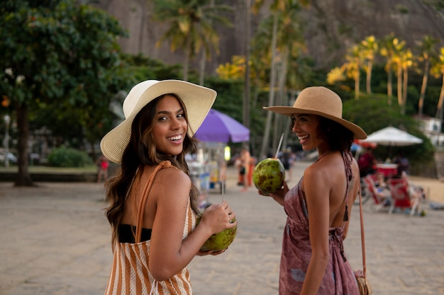 Donne di tiro medio che indossano abiti da vacanza