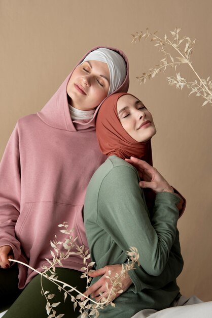 Donne di tiro medio che indossano l'hijab