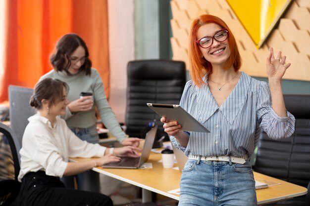 Donne di tiro medio che lavorano come squadra