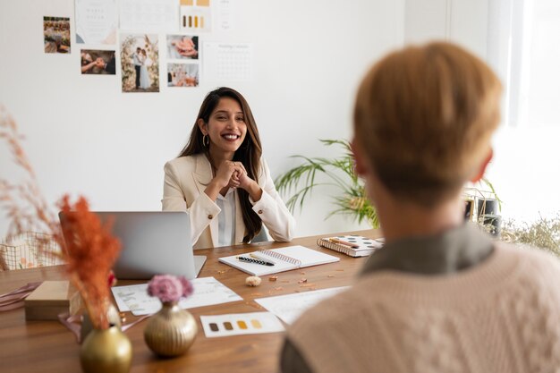 Donne di tiro medio che lavorano come wedding planner