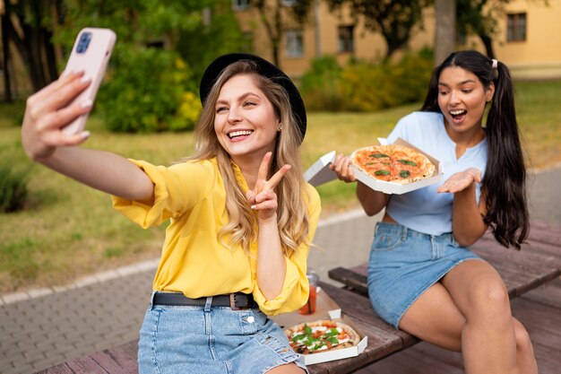 Donne di tiro medio che prendono selfie