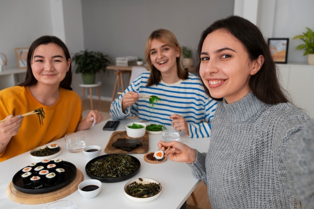 Donne di tiro medio che prendono selfie