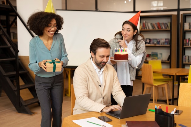 Donne di tiro medio che sorprendono il collega