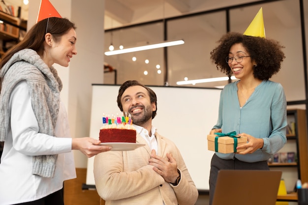 Donne di tiro medio che sorprendono l'uomo