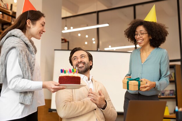 Donne di tiro medio che sorprendono l'uomo