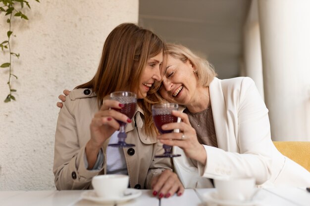 Donne di tiro medio con bevande