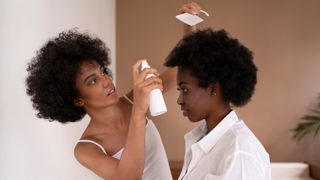 Donne di tiro medio con capelli afro