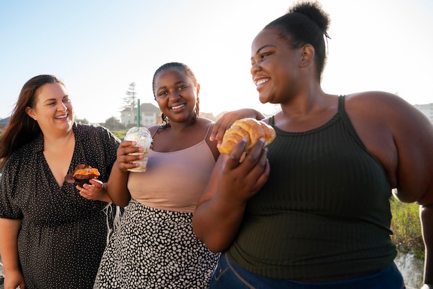 Donne di tiro medio con cibo delizioso