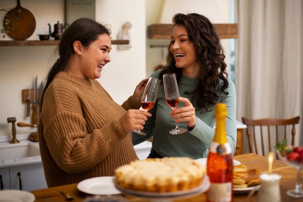 Donne di tiro medio con cibo delizioso