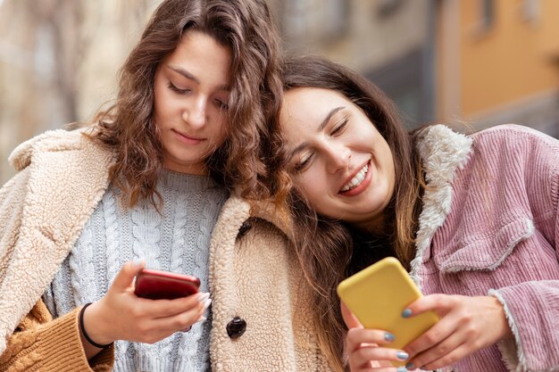 Donne di tiro medio con smartphone