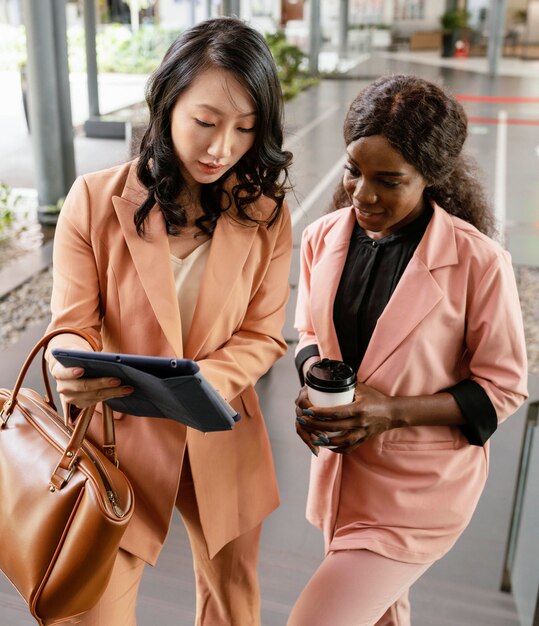 Donne di tiro medio con tablet