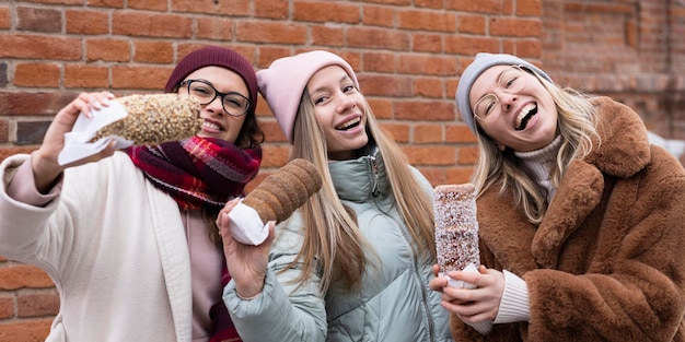 Donne di tiro medio con torte al camino