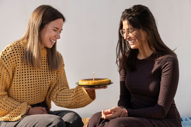 Donne di tiro medio con tortilla spagnola