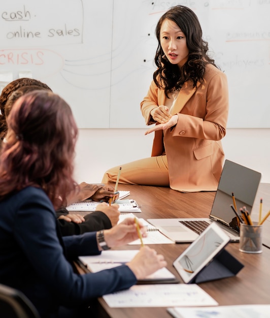 Donne di tiro medio in riunione