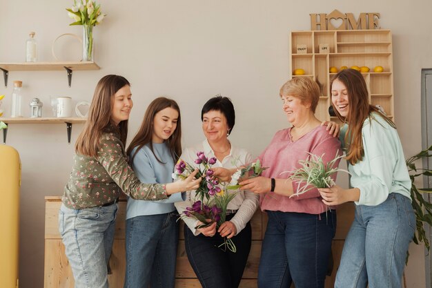 Donne di tutte le età che guardano i fiori