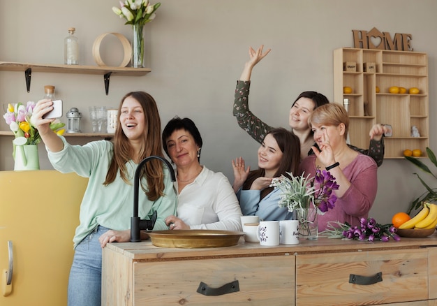 Donne di tutte le età che prendono un selfie