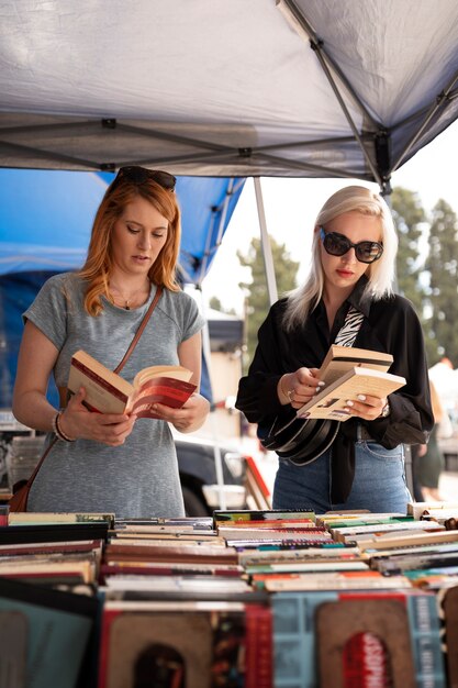 Donne di vista frontale che esaminano i libri