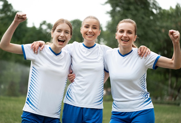 Donne di vista frontale che esprimono la vittoria