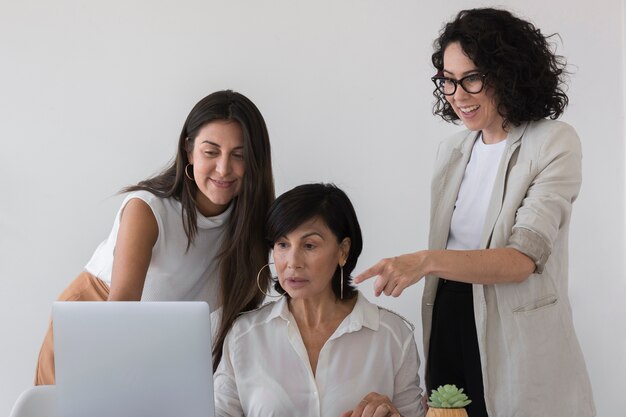 Donne di vista frontale che lavorano insieme su un progetto