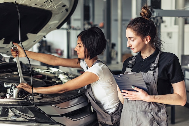 Donne di vista frontale che lavorano insieme