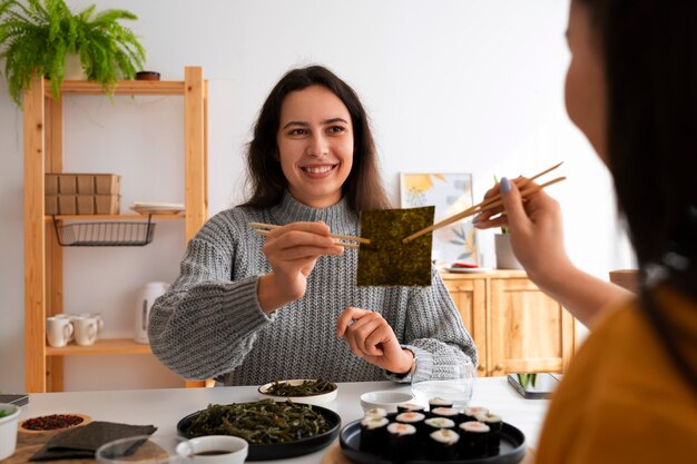 Donne di vista frontale che mangiano a casa