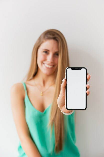 Donne di vista frontale che tengono telefono