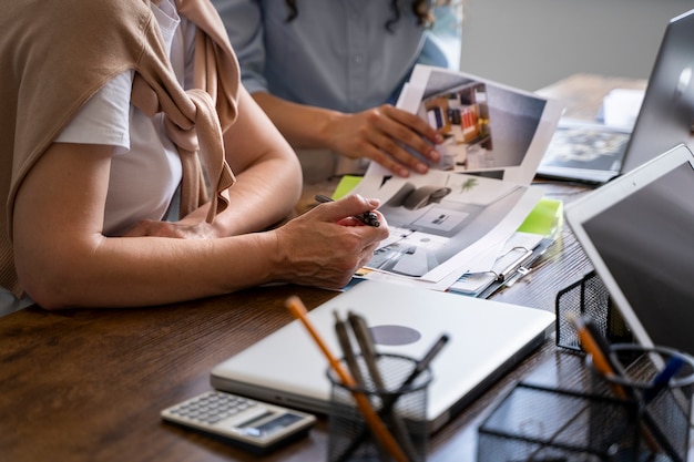 Donne di vista laterale che lavorano insieme