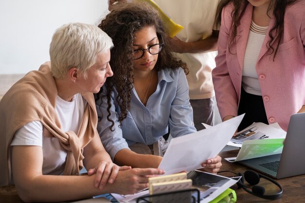 Donne di vista laterale che lavorano insieme