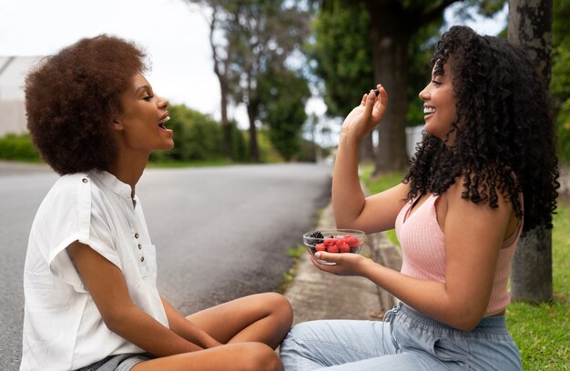 Donne di vista laterale che mangiano bacche