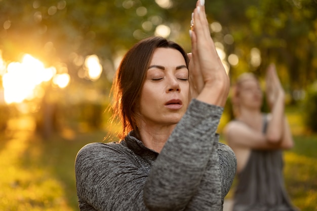 Donne di vista laterale che meditano in natura