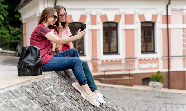 Donne di vista laterale che prendono selfie