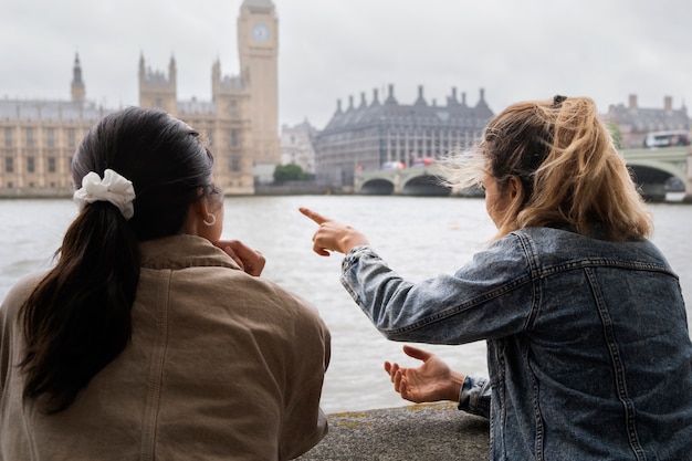 Donne di vista posteriore che viaggiano insieme