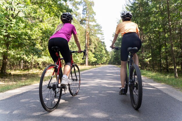 Donne di vista posteriore con le biciclette